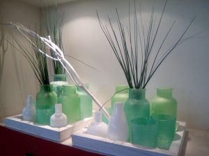 Arrangement aus grünen Vasen zur Dekoration