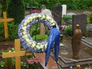 Trauerkranz aus Hortensien, Rosen und Margeriten mit Trauerschleife