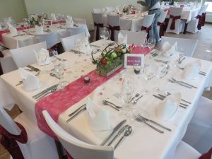 Tischdekoration mit Blumen zur Hochzeit