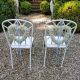 Liebevoll geschmückte Stühle für das Brautpaar einer Sommerhochzeit von BlumenGarten Marquardt